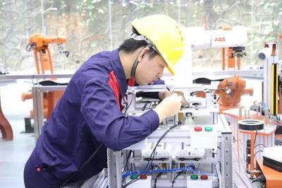 廣州市輕工職業(yè)學(xué)校包攬&ldquo;機器人技術(shù)應(yīng)用&rdquo;市賽前三名